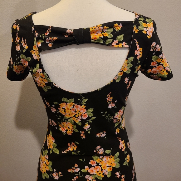 F21 Short Form Fitting Dress - Picture 3 of 5